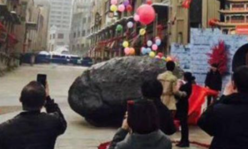 Los anillos están pasados de moda ¡Un joven chino pide matrimonio a su novia con un meteorito!